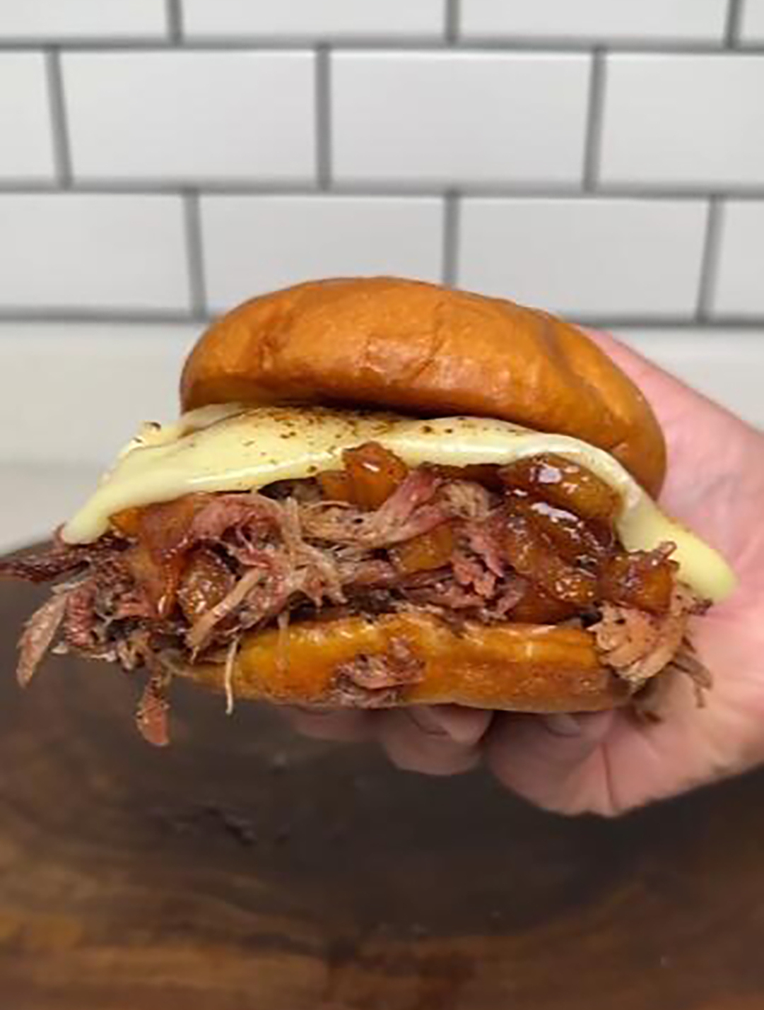 成就家庭厨艺!手撕猪肉芝士汉堡,让你成为宴会上的骄傲!