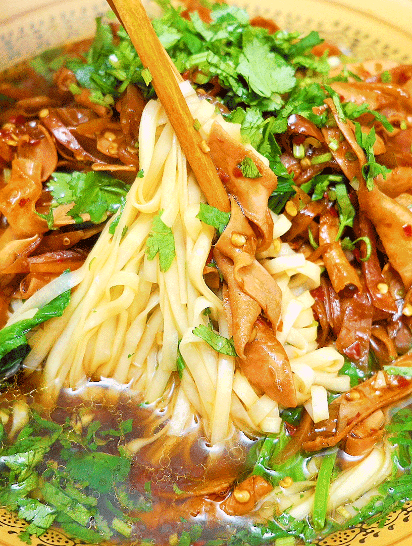 1碗宽面条,1份泡椒鸭肠,川渝乡下的吃法