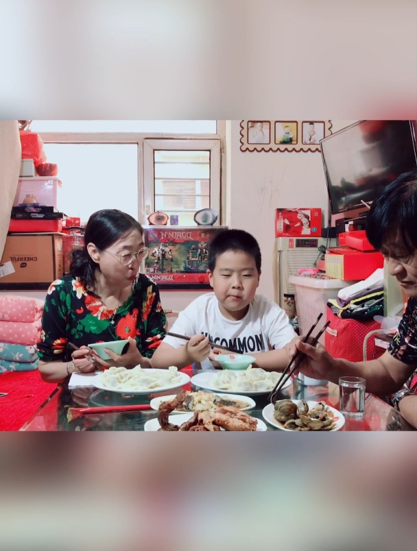早晨送大孙子上学告诉爷爷晚上吃牛肉馅饺子