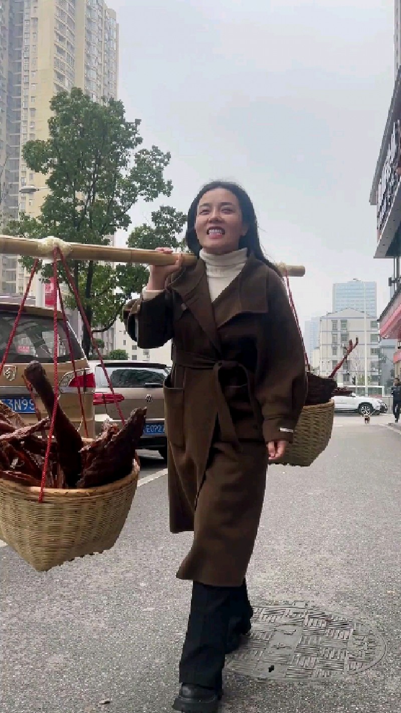 挑担腊肉上长沙,湘西腊肉雄起,现在长沙也有正宗湘西腊肉逮了。兄弟姐妹们冲!。