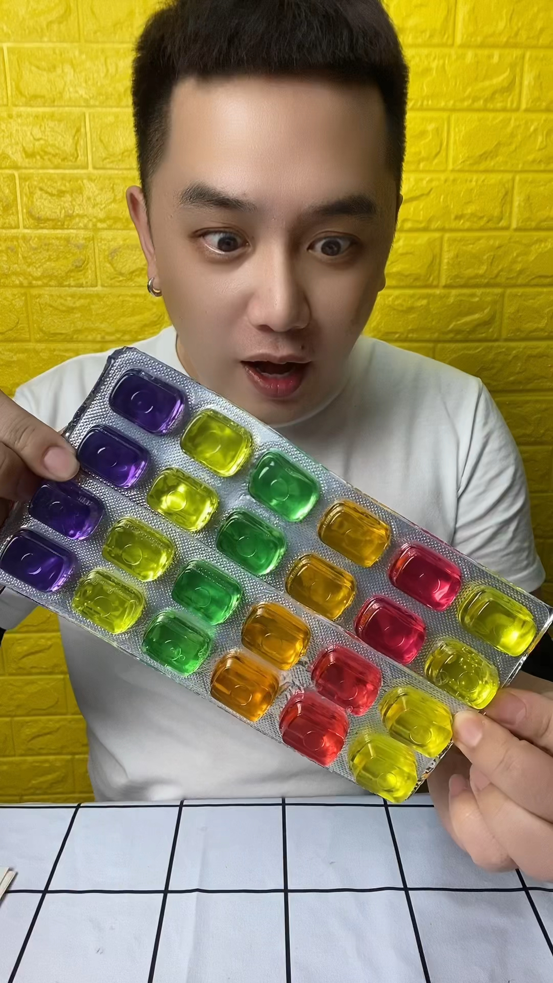 吃五颜六色的果冻