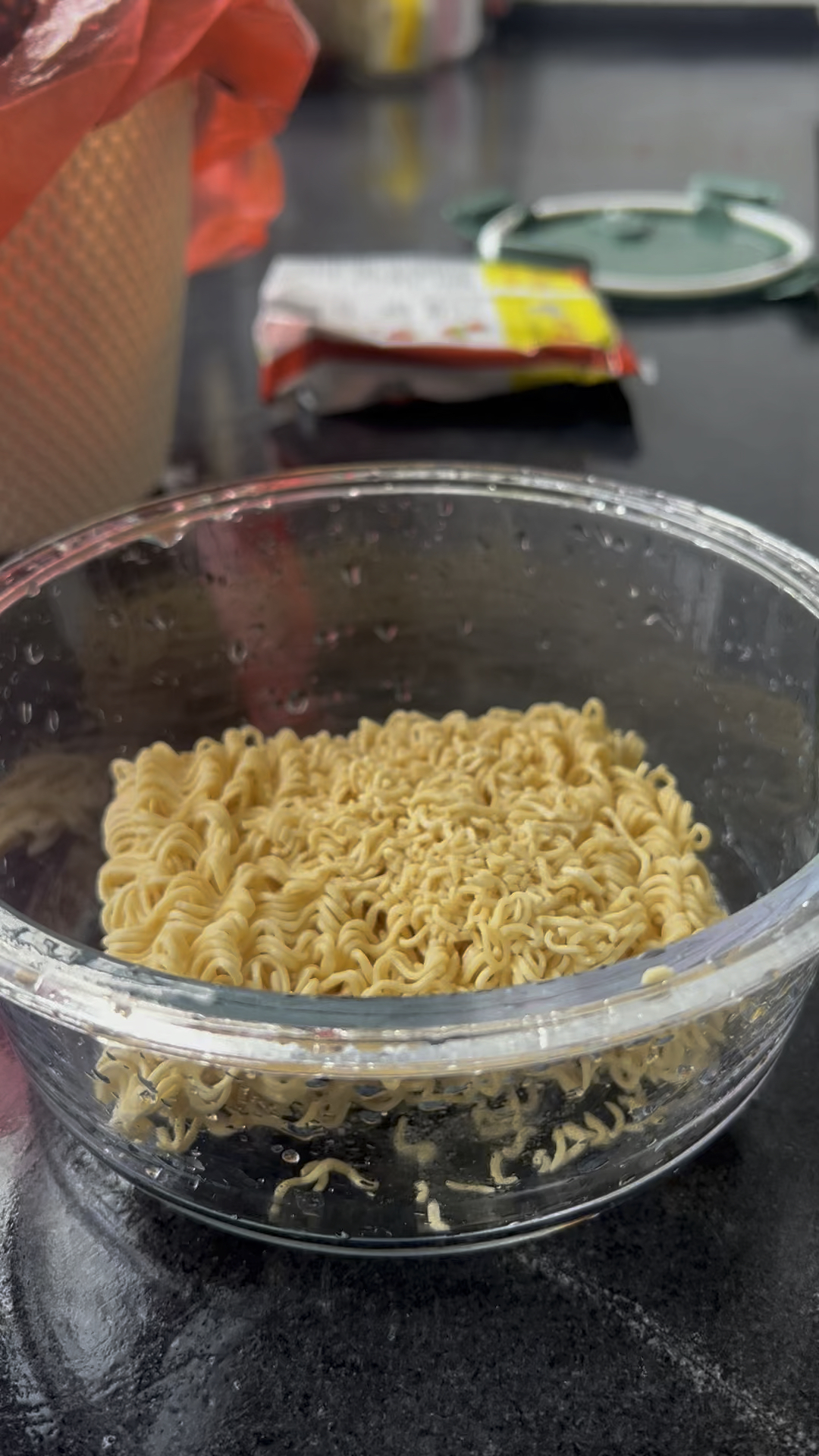 这应该是当年80.90后最受欢迎的泡面了,现在除了价格变了其它不变