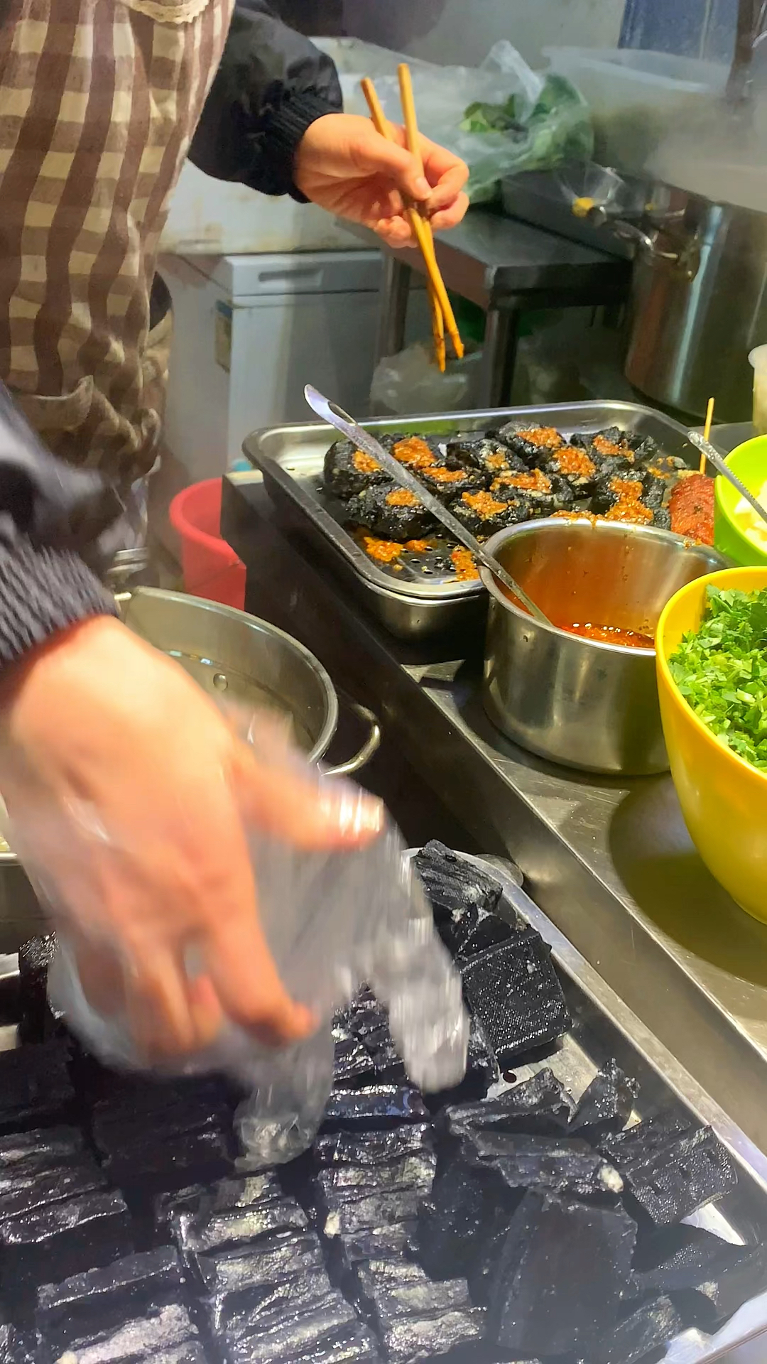 杭州物价之价值十元一份的黑臭豆腐 料十足 很难不爱