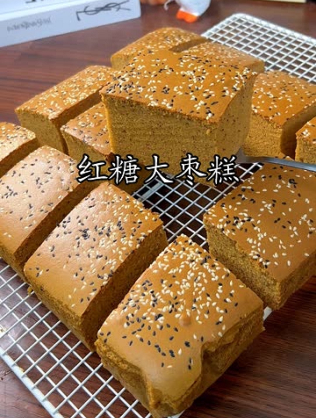枣香浓郁松软香甜的红糖大枣糕,烤好满屋飘香