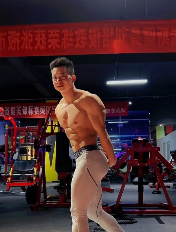 腹肌肌肉男养成中