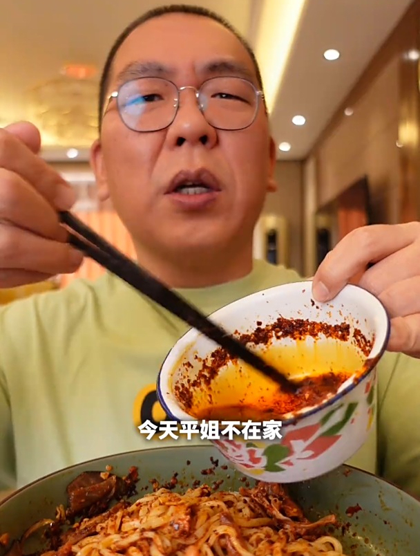 今天平姐不在家,我自己凑合吃口鸡架拌面,还有一个炸鸡腿!