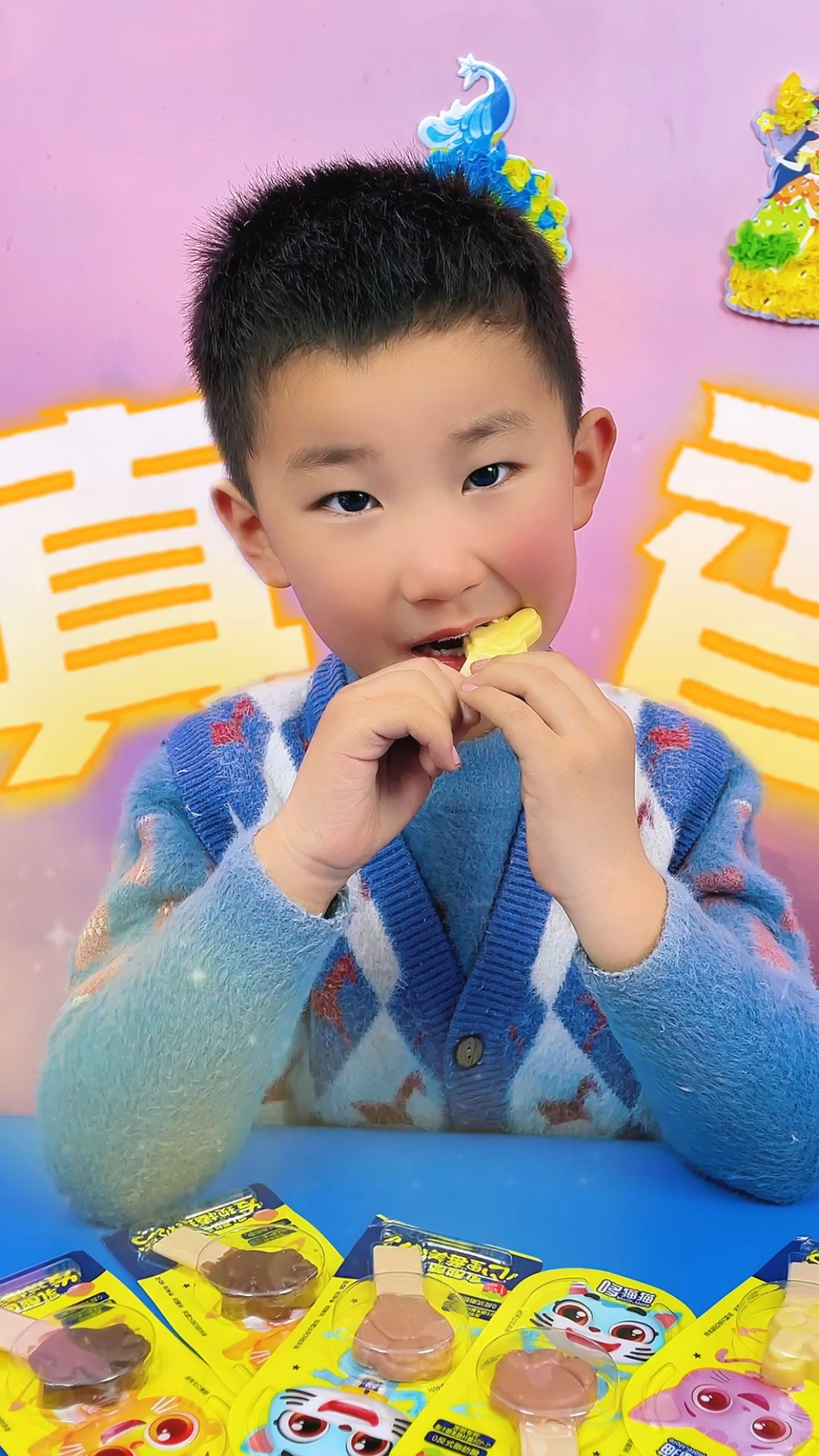 用巧克力棒玩剪刀石头布的游戏,奇奇是最厉害的