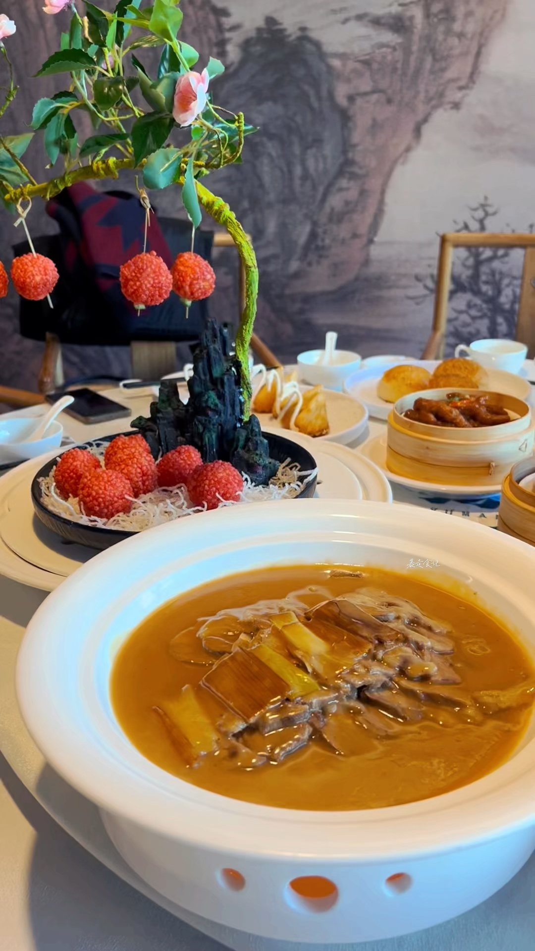 在郑州豫满唐宴,河南传统经典豫菜,扒羊肉、黄河大鲤鱼、汴京烤鸭,色香味俱全!