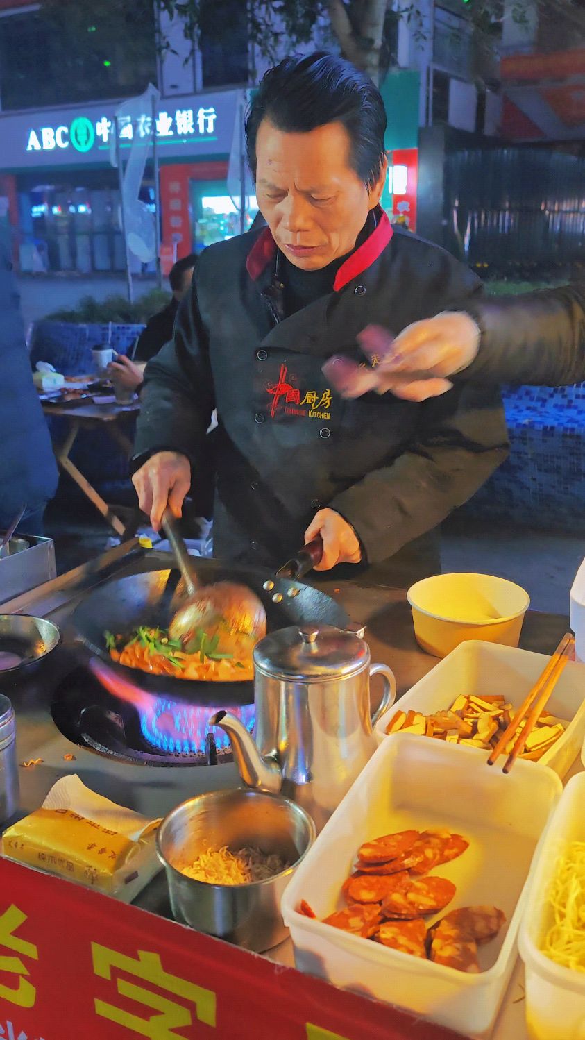 西南大学南门夜市,10元一份的鸡蛋炒河粉,简直太香了!
