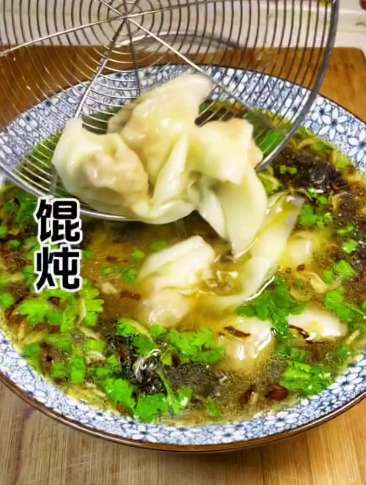 想吃千里香馄饨别出去买了,在家就能做皮薄馅多,汤鲜味美的馄饨