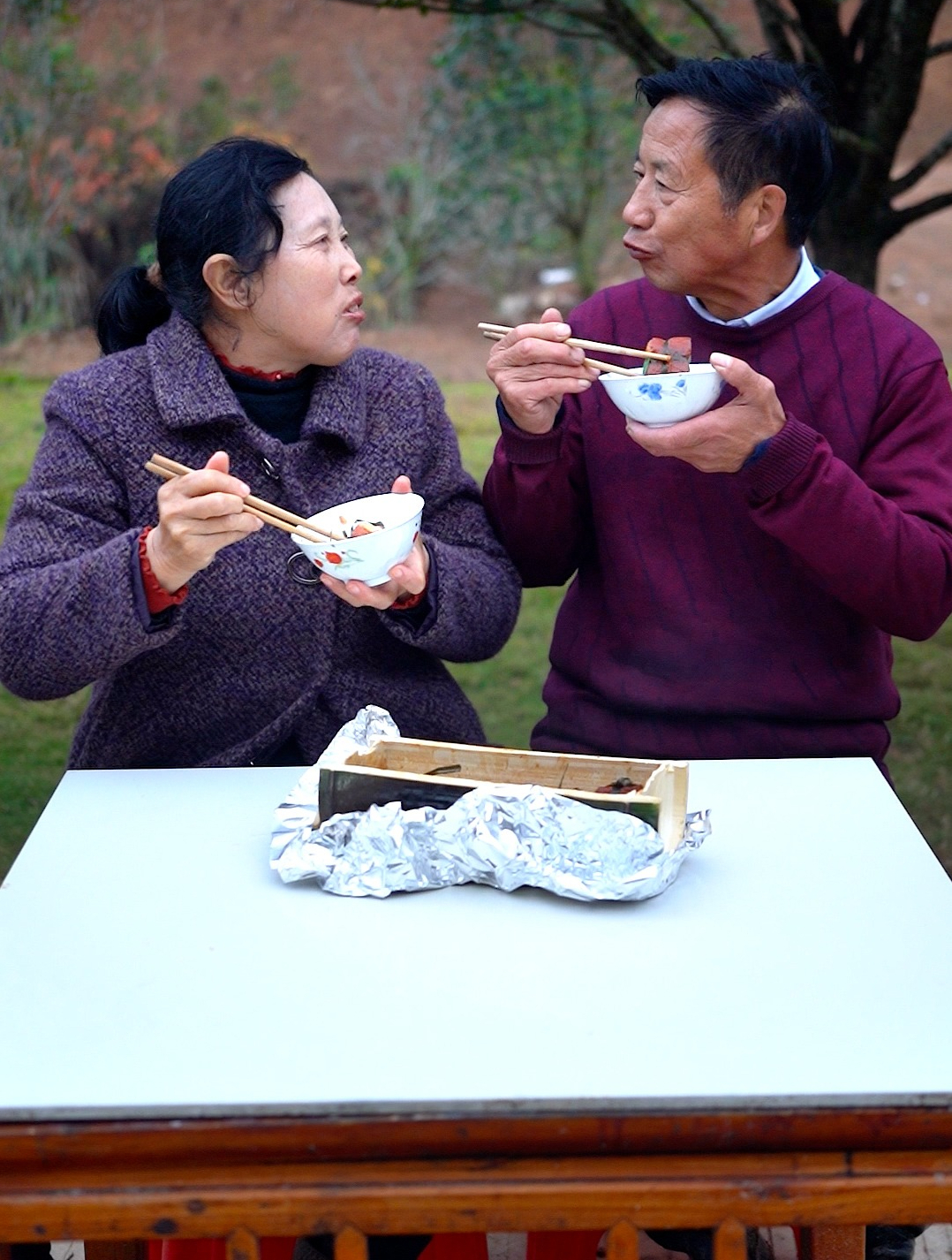 姥姥在家教你用竹子做个东坡肉,这下长见识了吧!