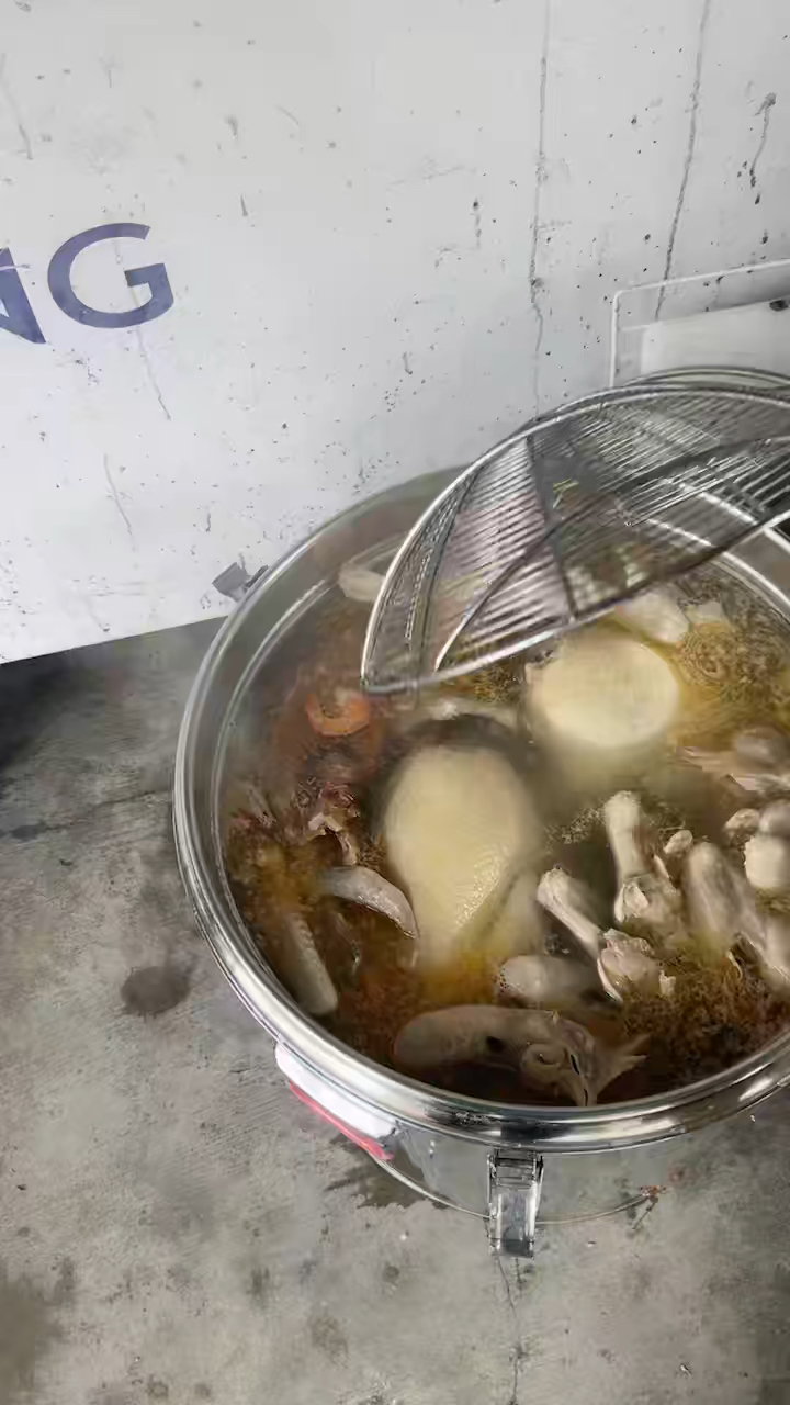 煲鱼翅高汤,满满真材实料,土家老母鸡,猪脚,鸡脚,元贝,鱿鱼,提仔,大虾等