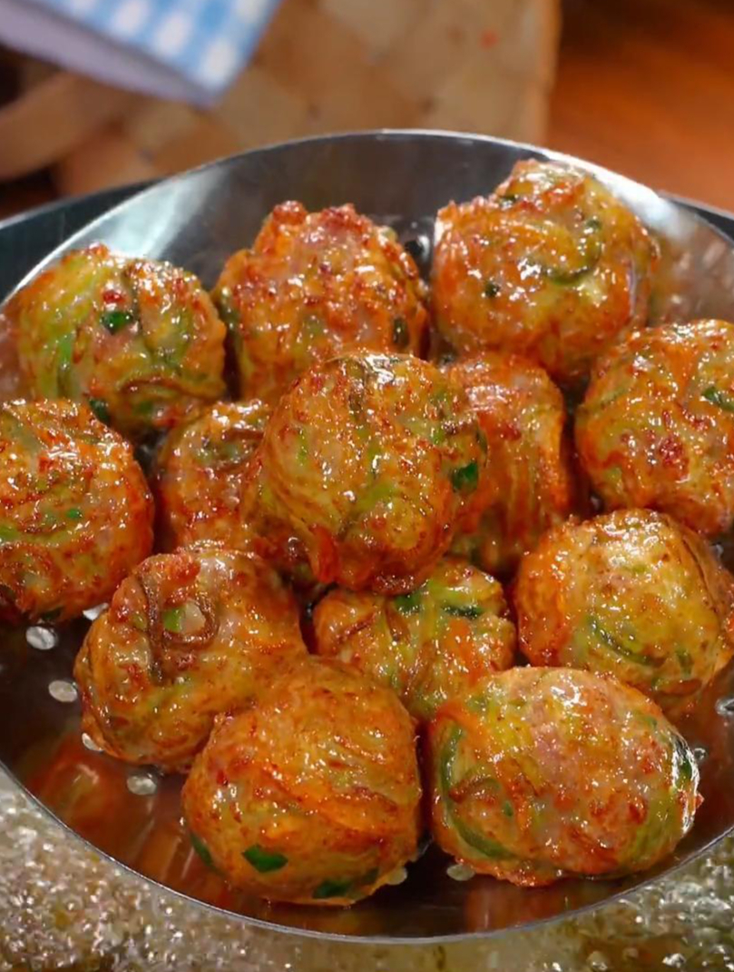 萝卜放点肉馅炸的萝卜肉丸子简直太香了,过年必备的一道美食