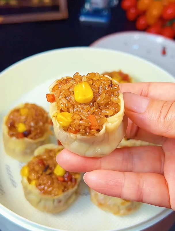 烧麦自己在家也能做,有时间可以多做点,蒸熟后冻冰箱