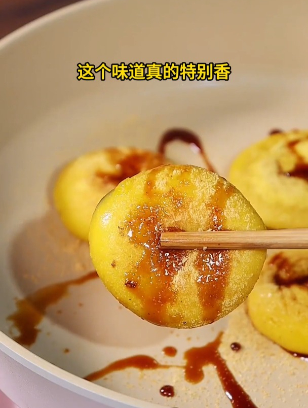 汤圆新吃法,煮好的汤圆煎一下,外酥里糯,香甜可口