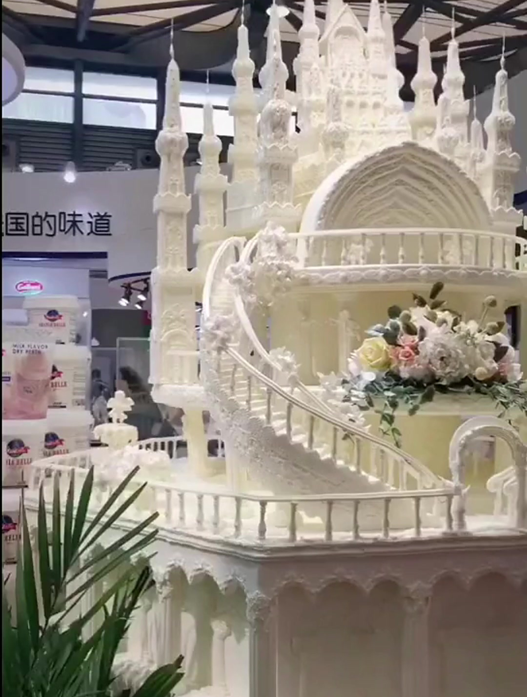1米多高的翻糖城堡蛋糕已经揭开面纱