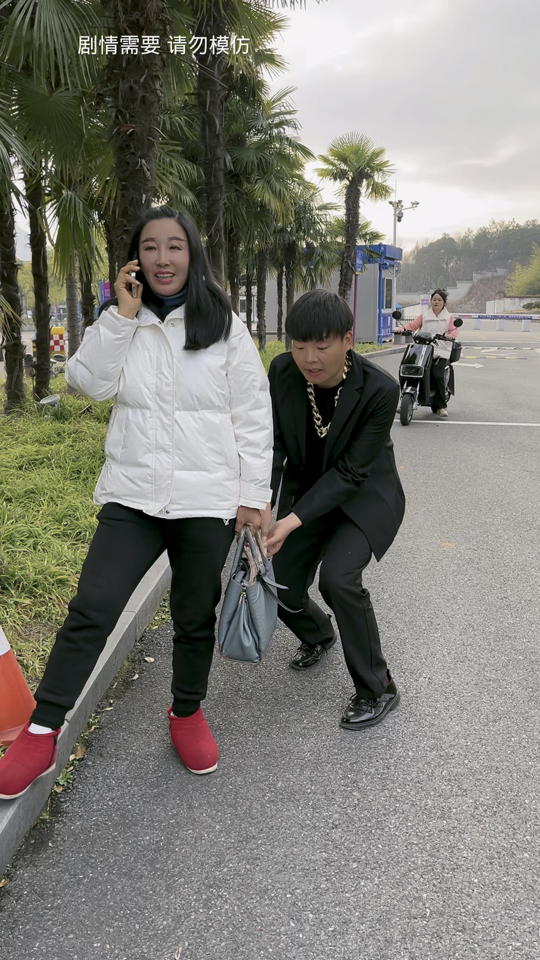 要不是这位小姑娘的话,今天这位大姐的钱可就被这位小伙子给顺走了