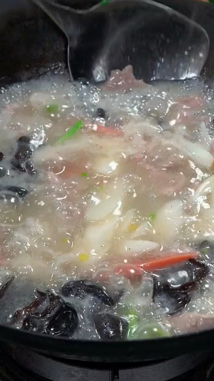 今日份如何做山药肉片汤|过年可以安排这个山药汤,真的特别好喝。