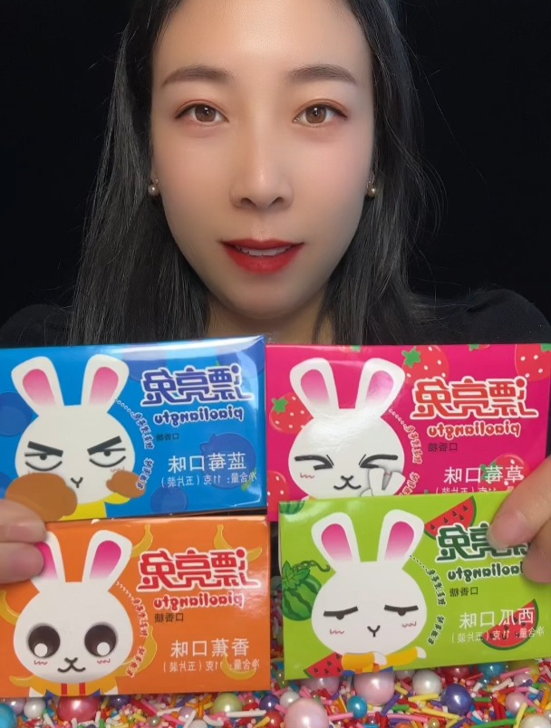口香糖有好几个口味,我最爱的依然是草莓味