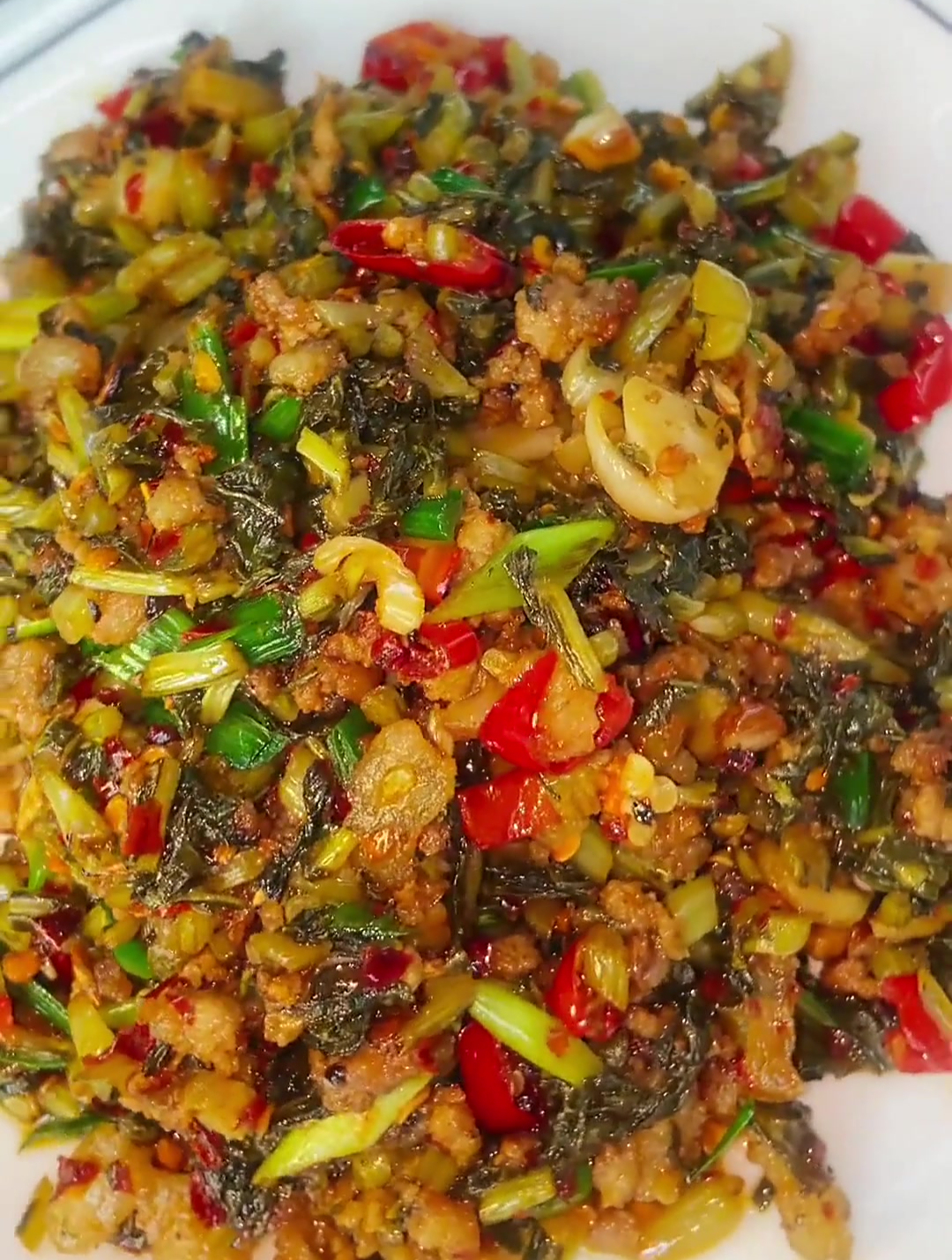 记得萝卜叶不要扔掉,做了一道江西人最爱的肉末咸菜