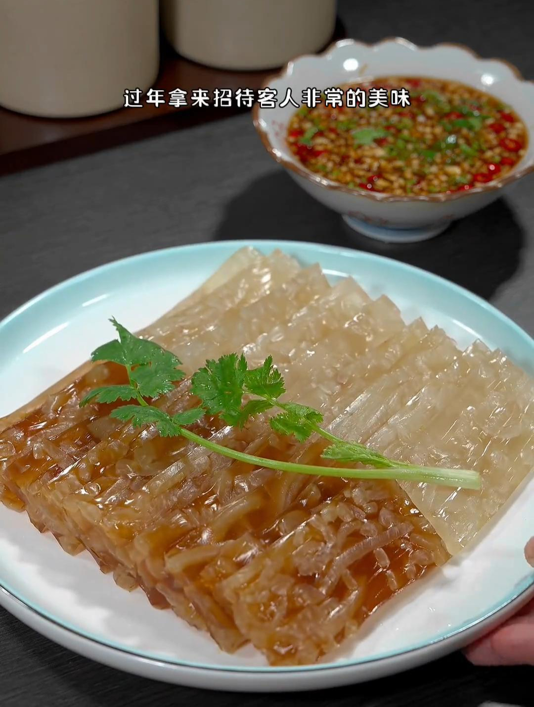 皮冻的熬制方法,晶莹剔透,Q弹好吃,过年拿来招待客人非常不错