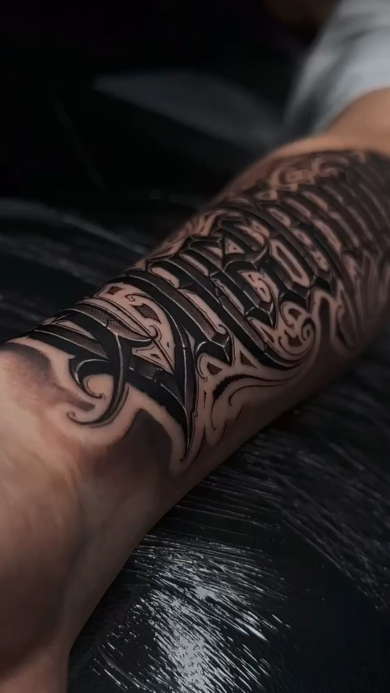 北京纹身/男生手臂花体字纹身