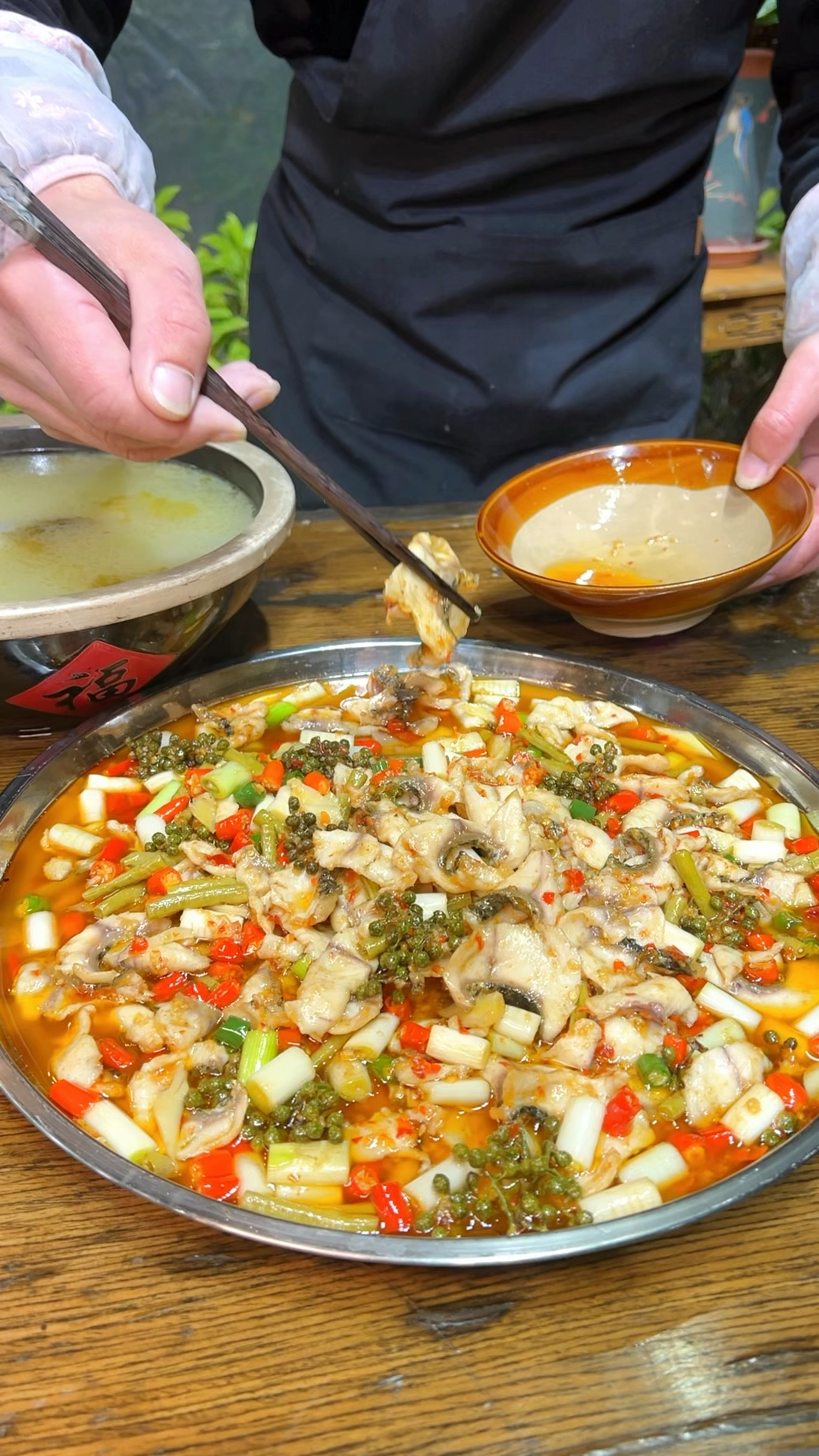 自贡地道家常菜火爆乌鱼片,年夜饭硬菜麻辣的跳,鲜嫩到叫,细节看好了。