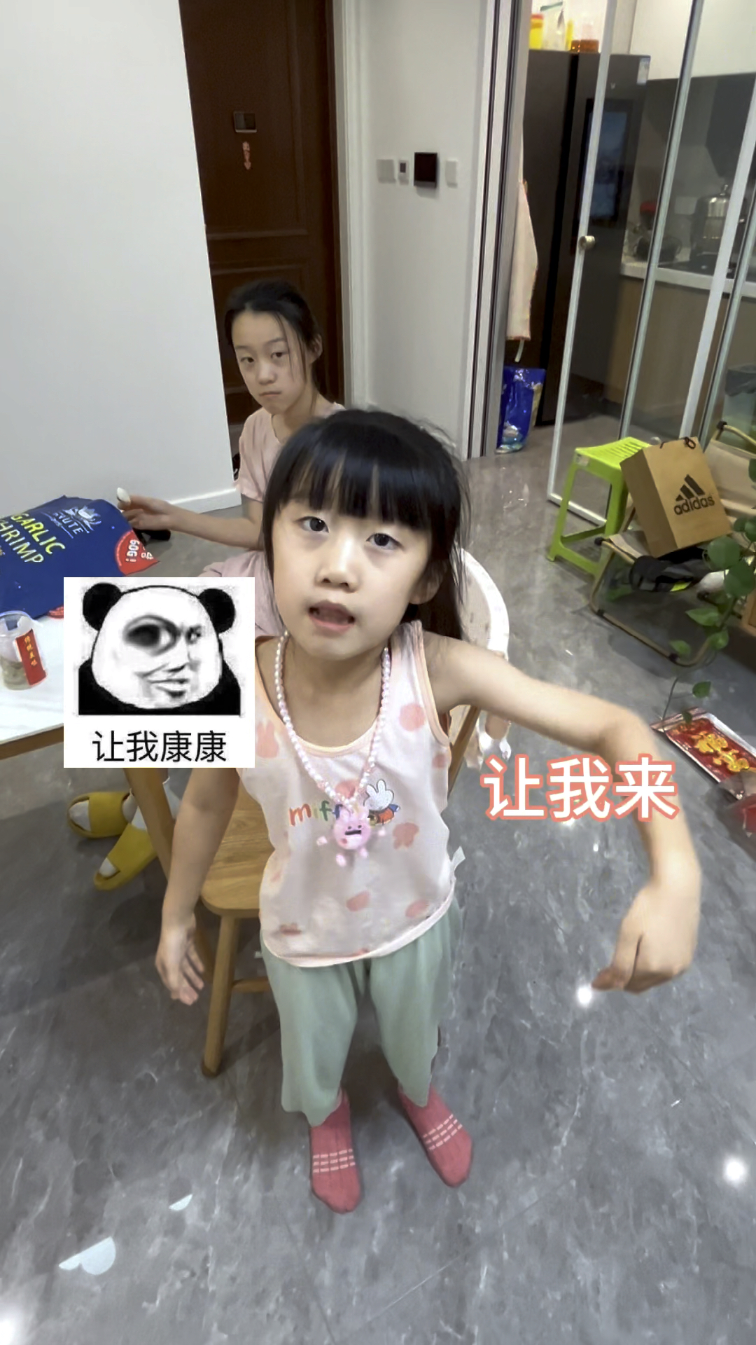 妹妹哄弟弟获得的樱桃拿来跟姐姐一起分享。