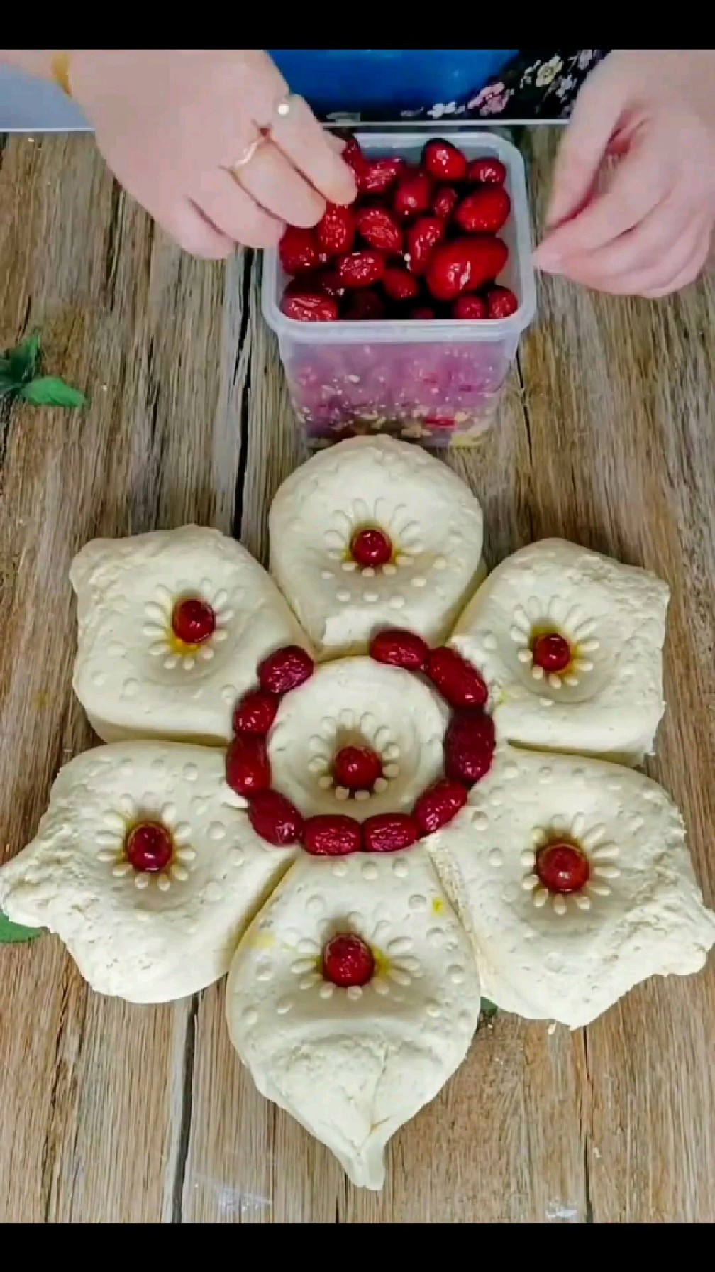 过年了,用最简单的工具做出了不一样的花色馒头,很有创意,你也给家人们做做。