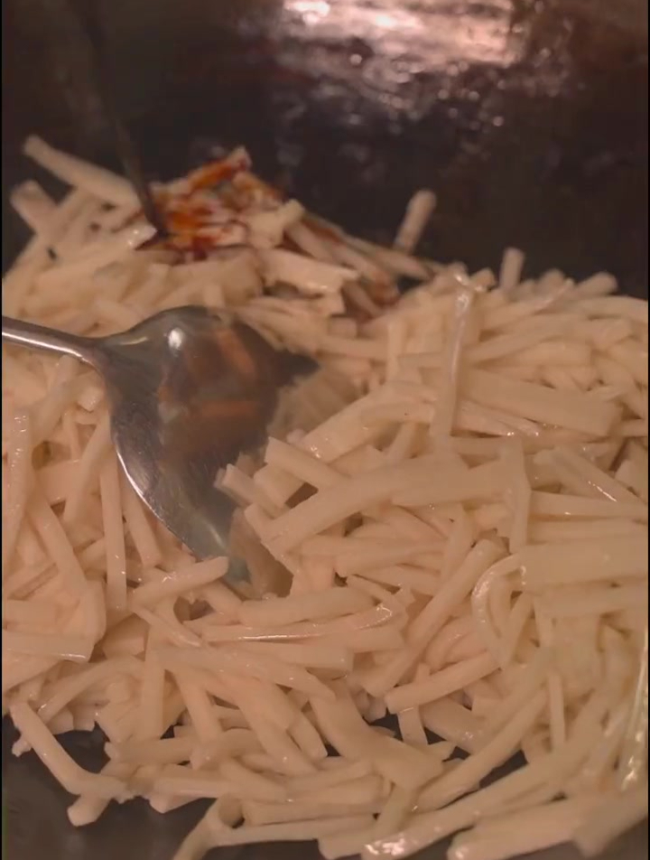 “过年前后吃年糕,一年更比一年高”跟随浙江新昌糟味制作技艺非遗传承人孙东妃,吃完年糕看春晚