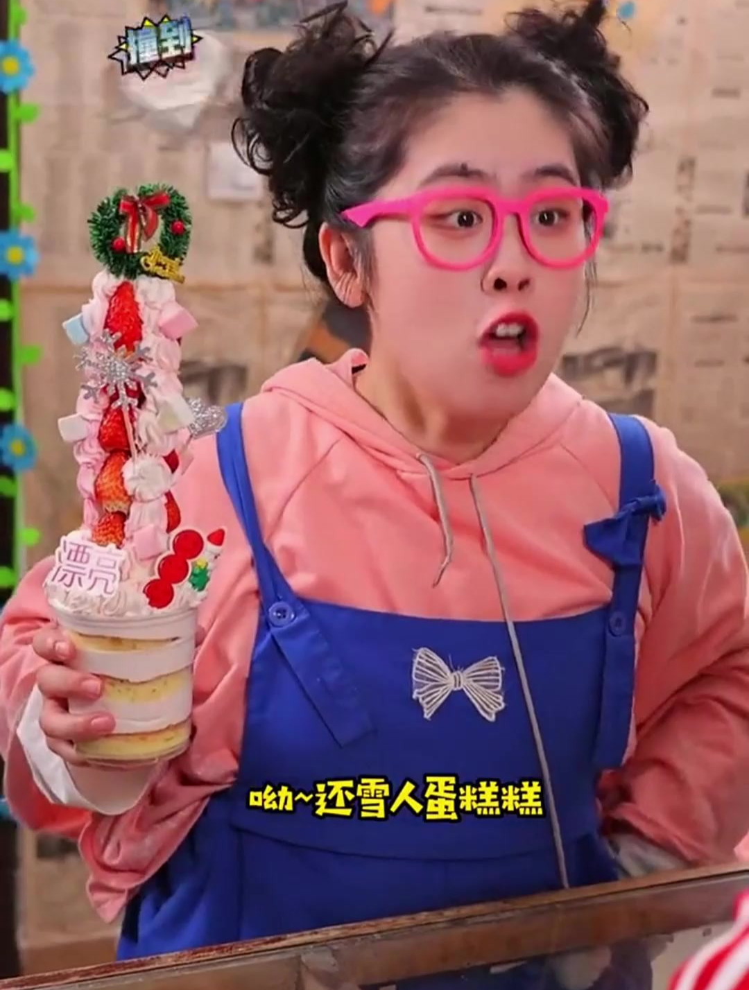 宝宝们,是草莓塔好看还是雪人蛋糕好看呢?