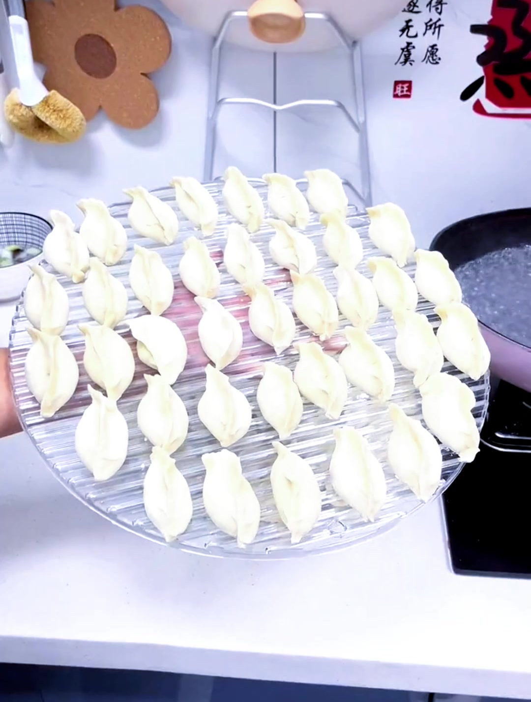 过年家里包饺子的,这个饺子帘可以整一个,结实耐用也不会粘连