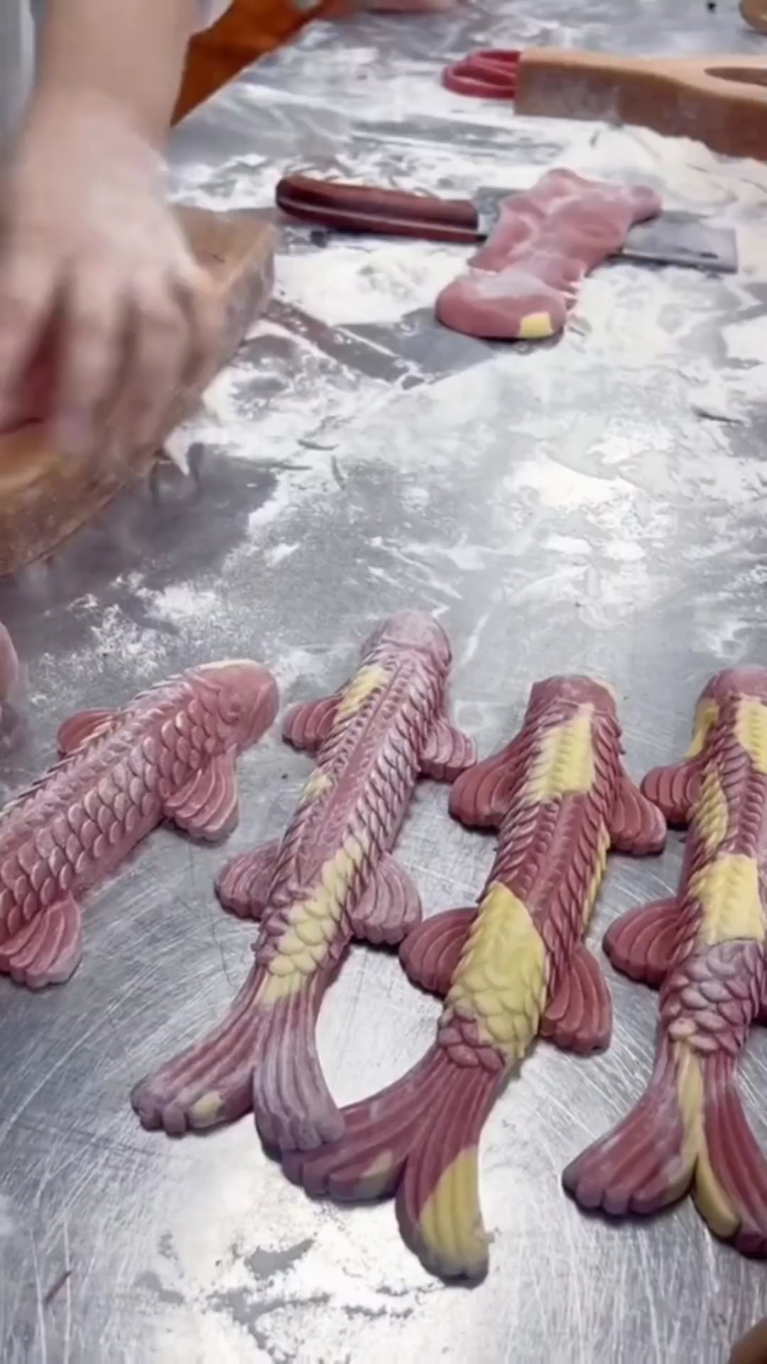 这面鱼以前都是用手捏的,用这个模具,做起来快多了。