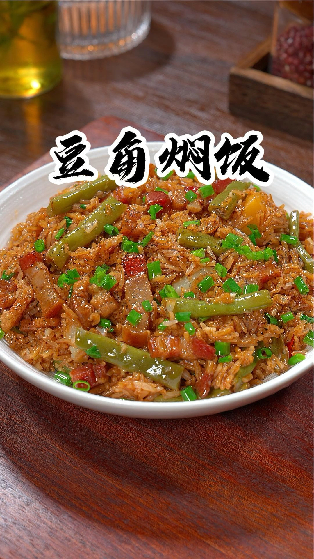 把大米倒进滚烫的开水里,先煮个半生不熟,出锅就是一道楼下饭店桌桌必点的美食
