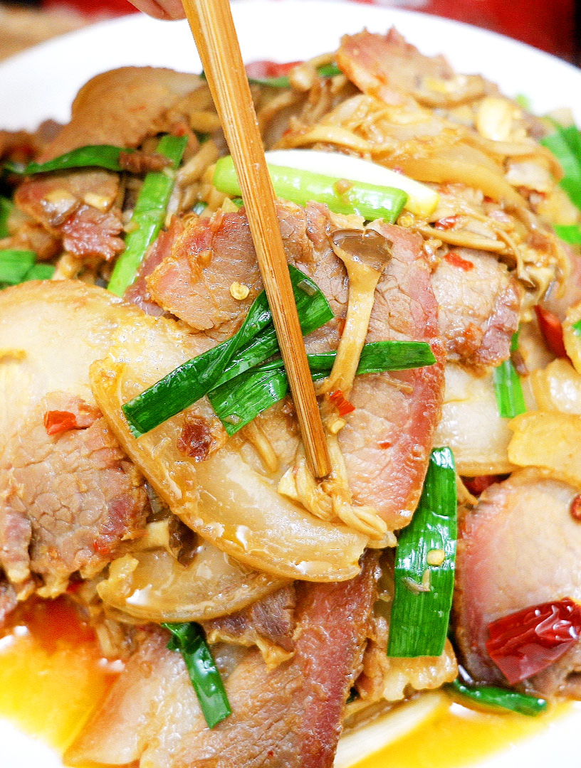 腊肉炒什么都好吃,今天的配菜是鹿茸菇