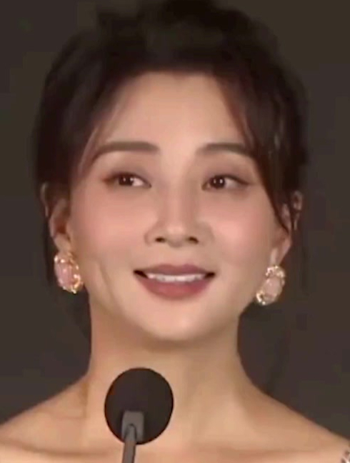 娱圈坚决不整容的女星,赵丽颖拒绝内耗,殷桃美出新高度