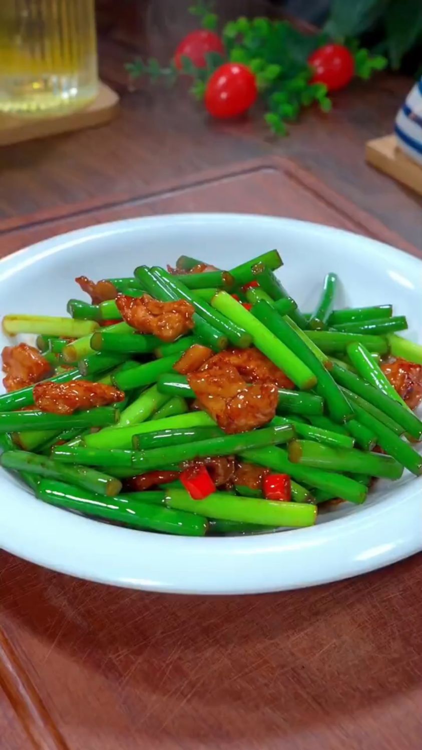 蒜苔炒肉这样做