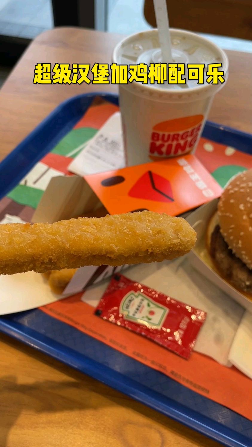 还是这个套餐好汉堡加鸡柳还有一杯可乐鸡柳里面全是肉汉堡还是多层的那种