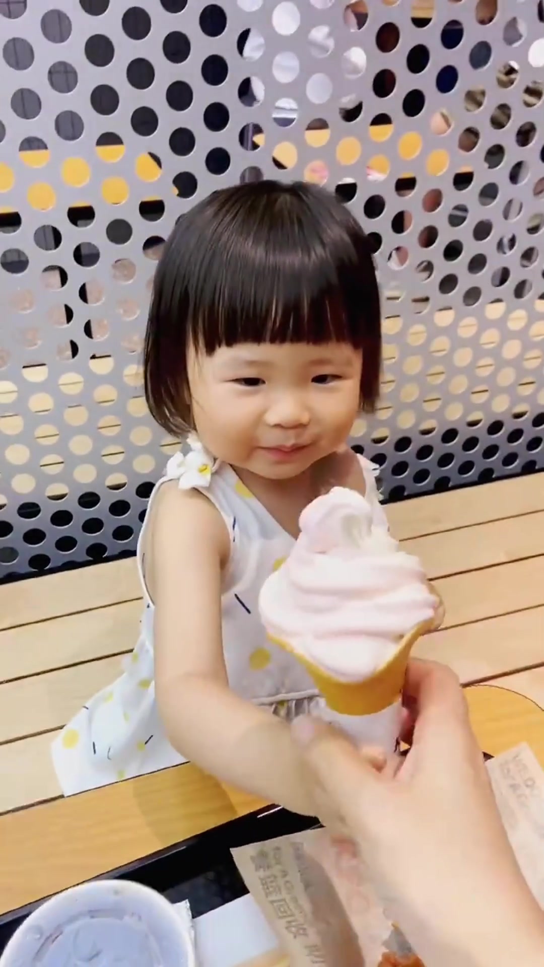 盘点那些快乐萌娃,没有什么是一只冰激凌解决不了的