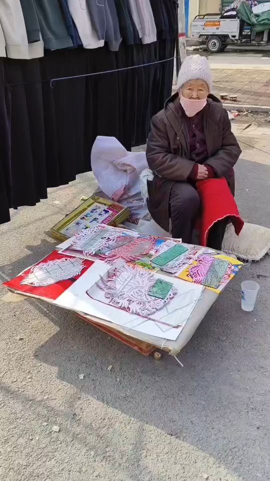88岁老艺人卖剪纸窗花,剪的大公鸡栩栩如生