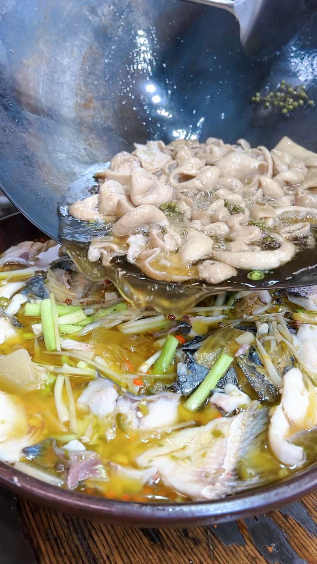 自贡江湖菜青椒肥肠鱼,麻辣的跳,鲜嫩到叫赶快收藏起来