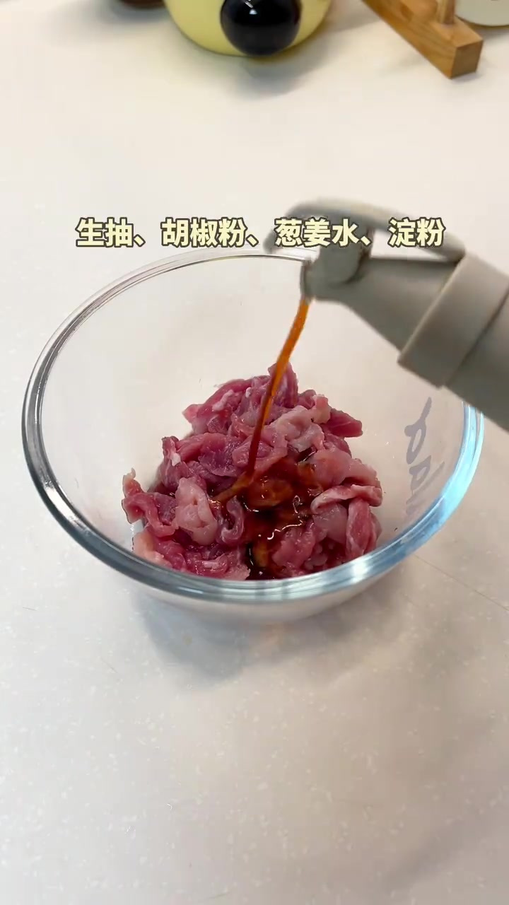 提前预约好的白粥,加点腌制过的肉丝和青菜,软糯好喝