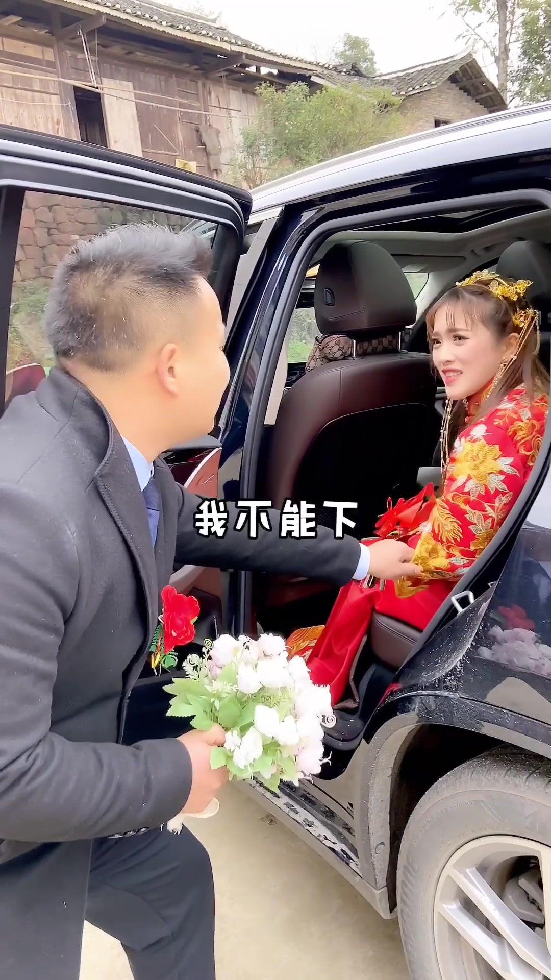 盘点夫妻的搞笑日常,结婚当天,新娘居然在婚车上做这样的事