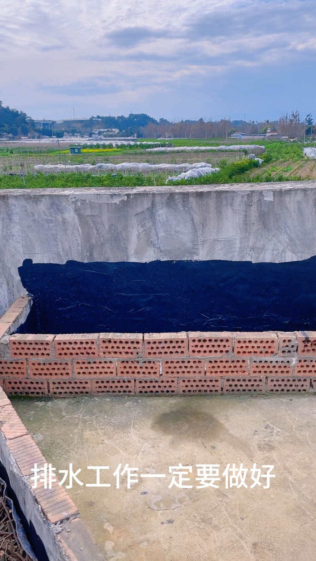 楼顶种菜最怕排水不通畅,菜池变鱼池。用控根器做排水板,完美解决排水问题,不积水