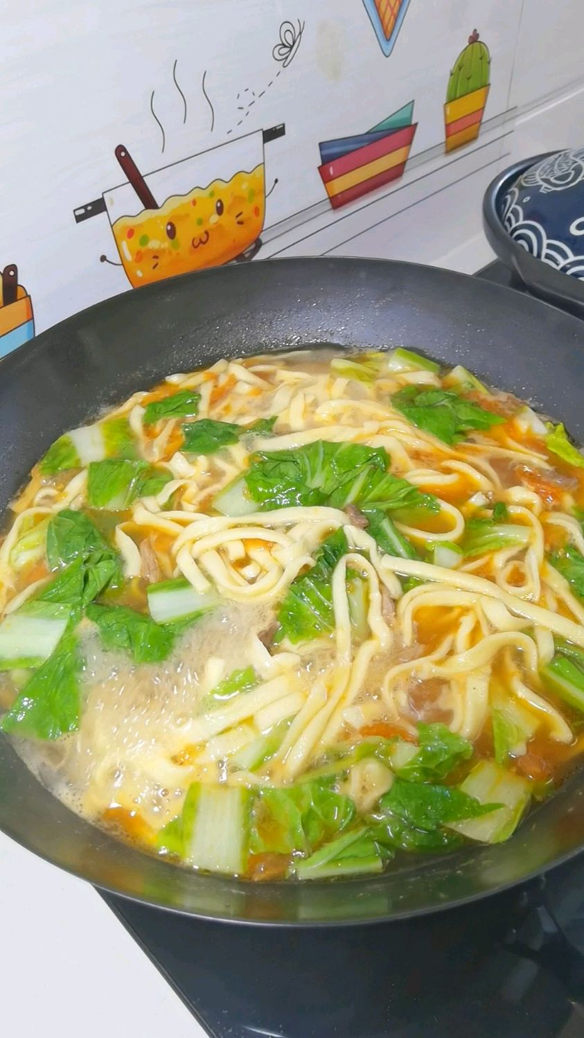 西红柿肉丝手擀面,爽滑柔软又筋道,好做好吃