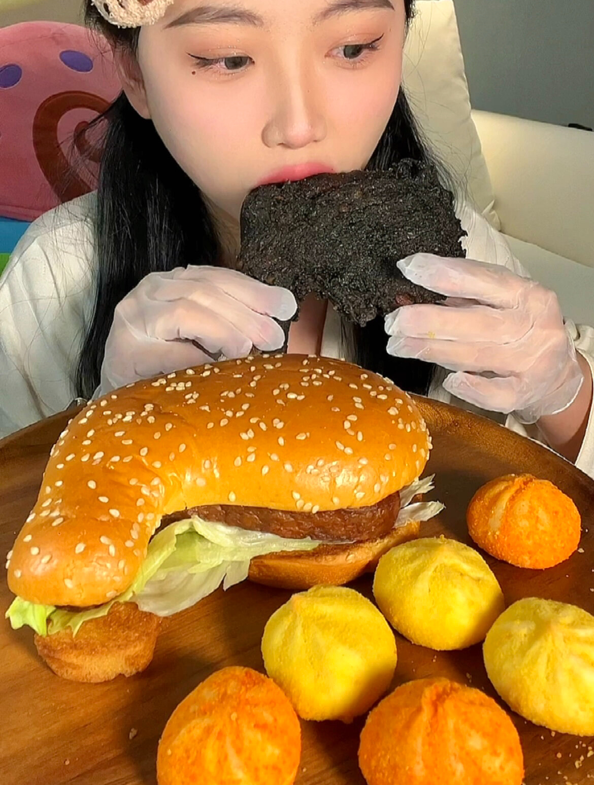 一起吃黑色手枪腿+手枪汉堡+双拼小包子