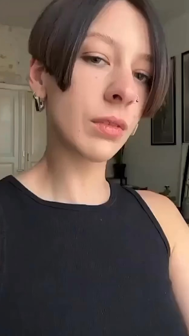 女生剪这种不对称的短发也很好看