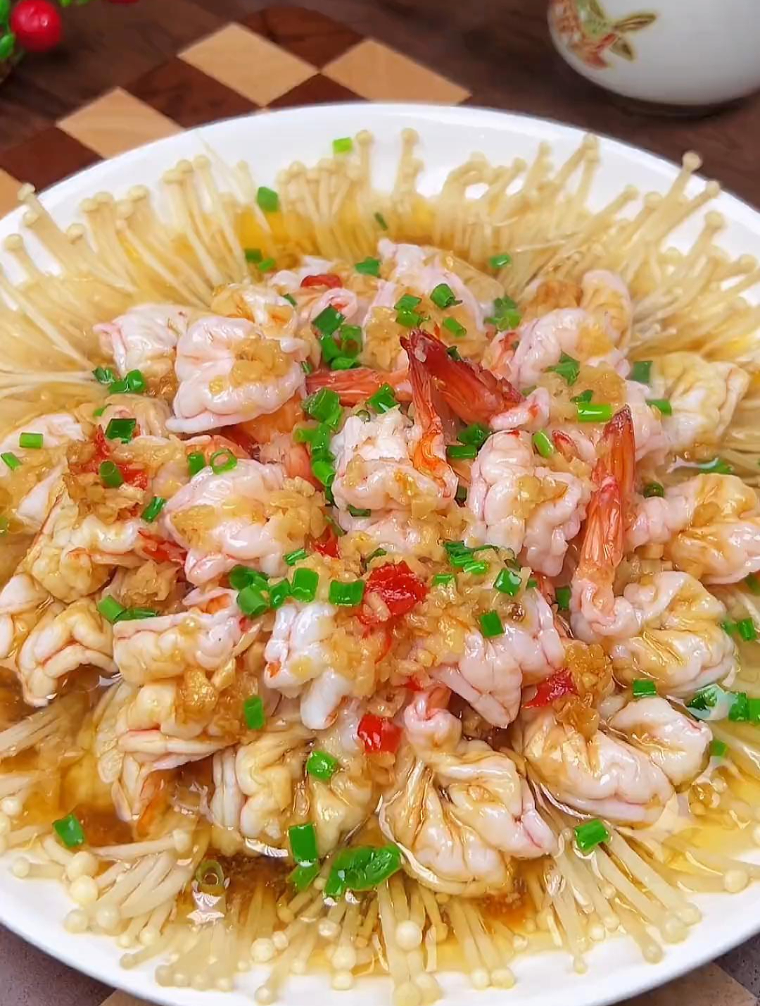 在家也能做出比饭店还好吃的蒜蓉粉丝大虾,做法简单,好吃又好看