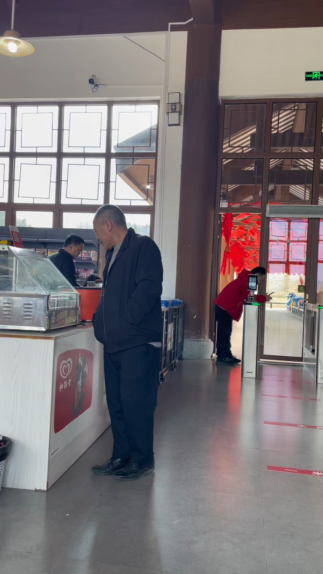 带爸爸去天鹅洞旅游,开心的笑不拢嘴