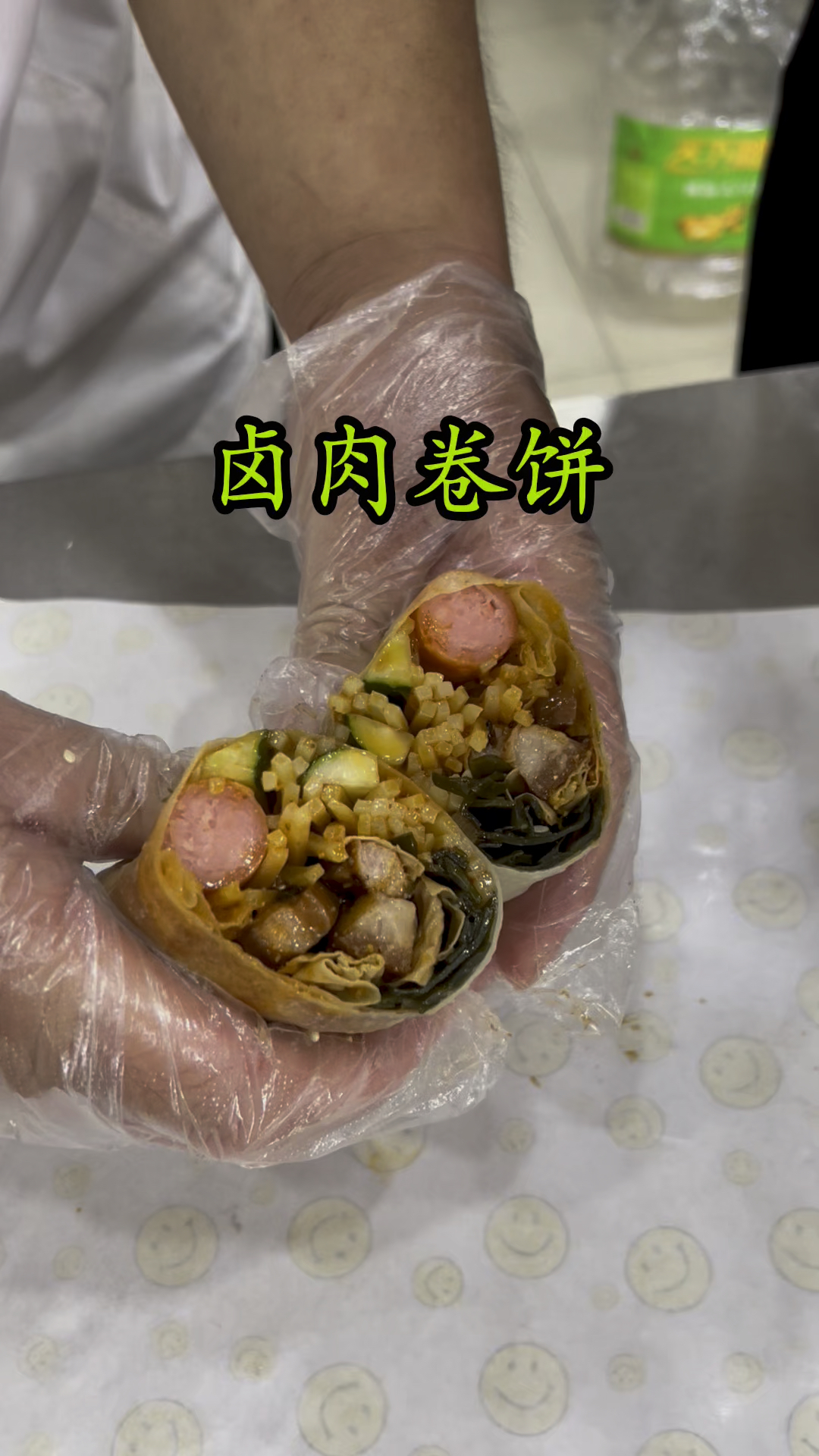 摆摊非常受欢迎的卤肉卷,可以卷很多东西